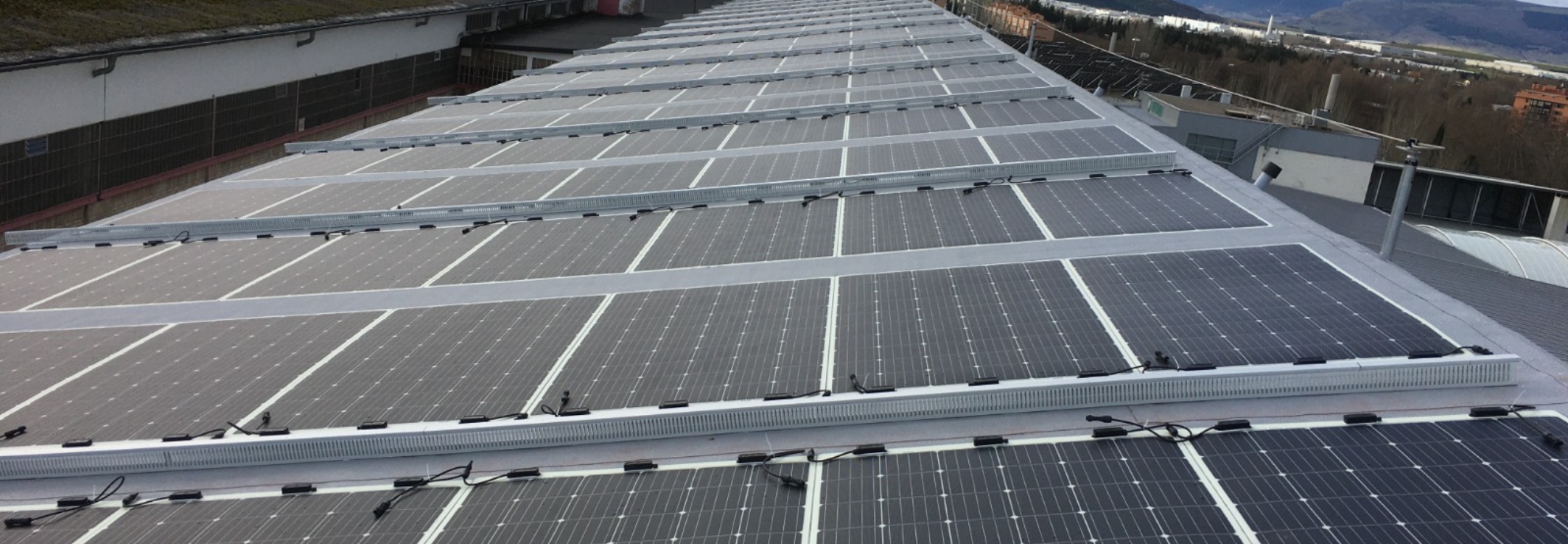 Sunman eArc flexible Solarmodule — Großanlage auf Leichtbaudach