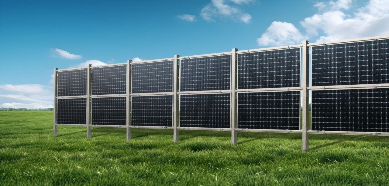 PV-Solarzaun mit bifazialen Solarmodulen auf grüner Wiese — T.Werk PAN System