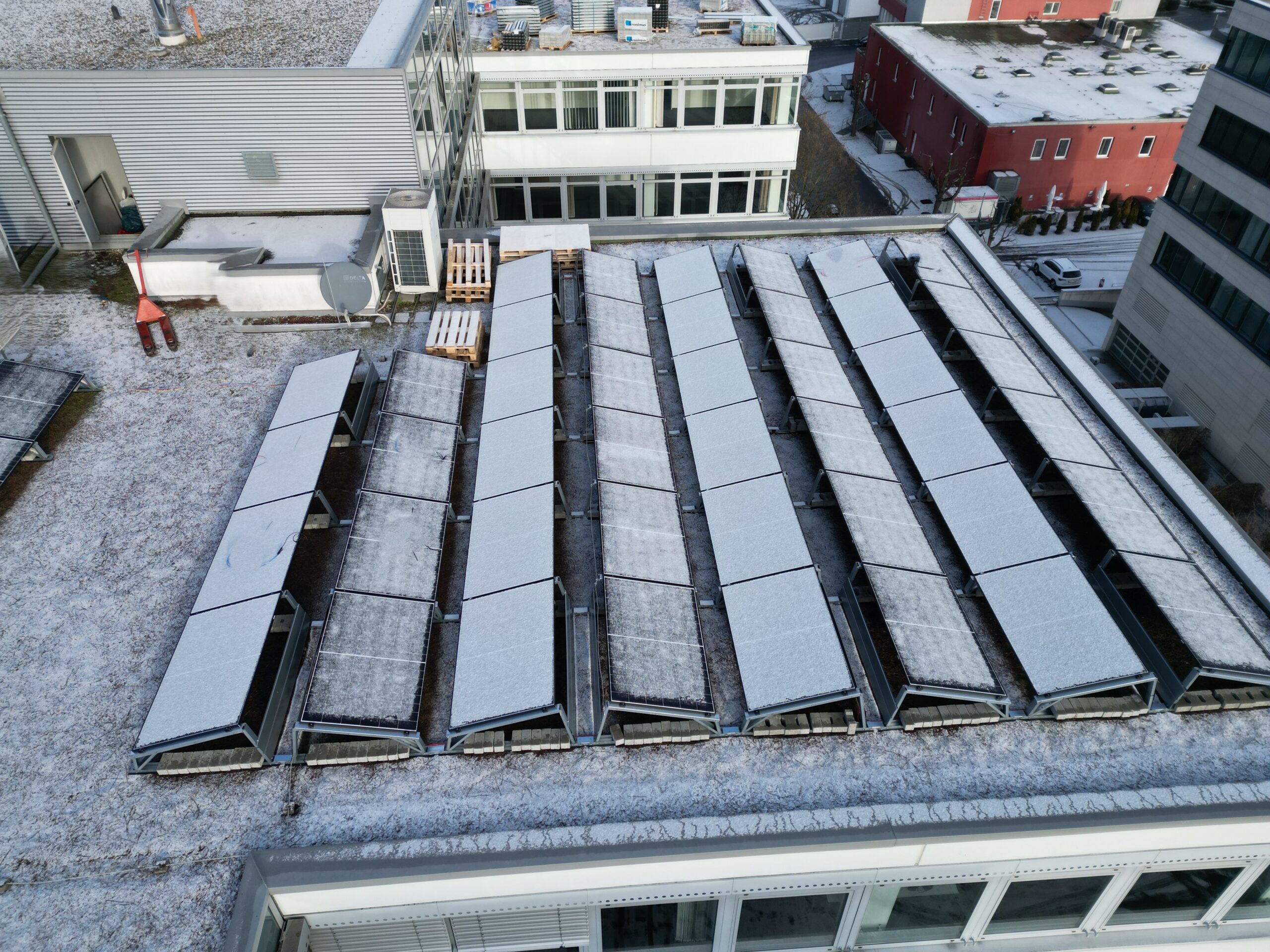 PV-Gründach mit T.Werk TRITON flora — Solarmodule auf begrüntem Flachdach