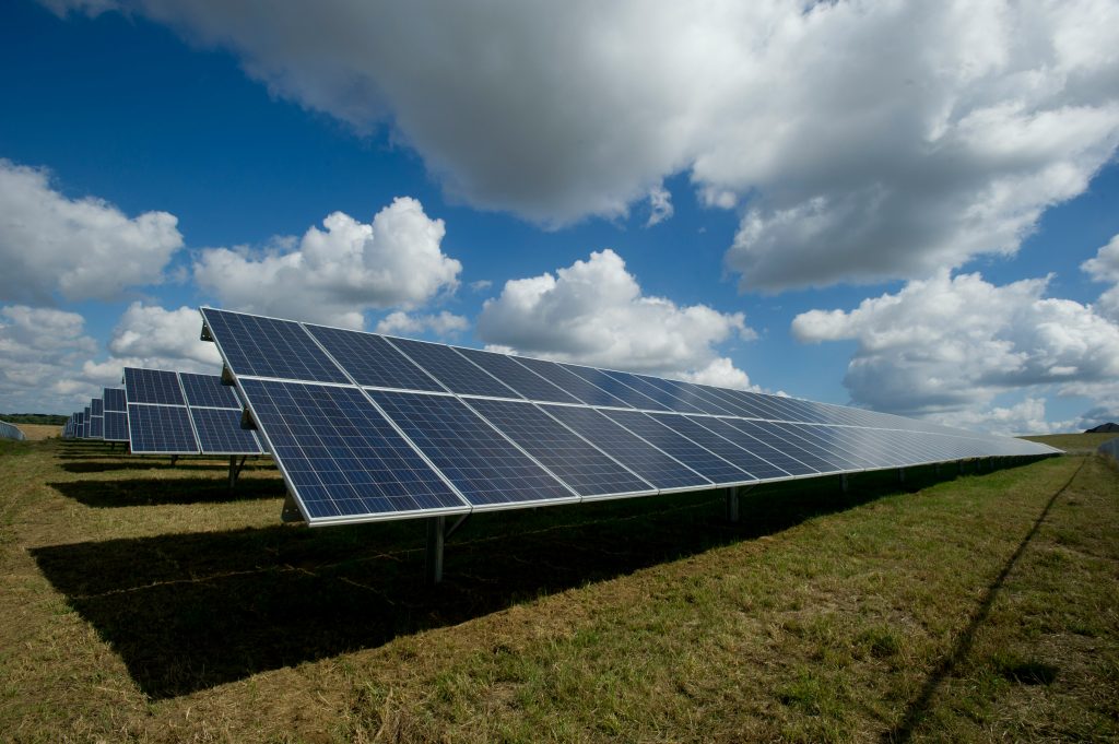 solar panels on green field (Symbolbild: Hybridwechselrichter Notstrom)