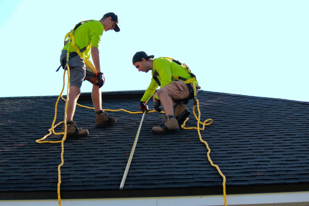 a couple of people that are on a roof (Symbolbild: Fronius Energiemanagement)