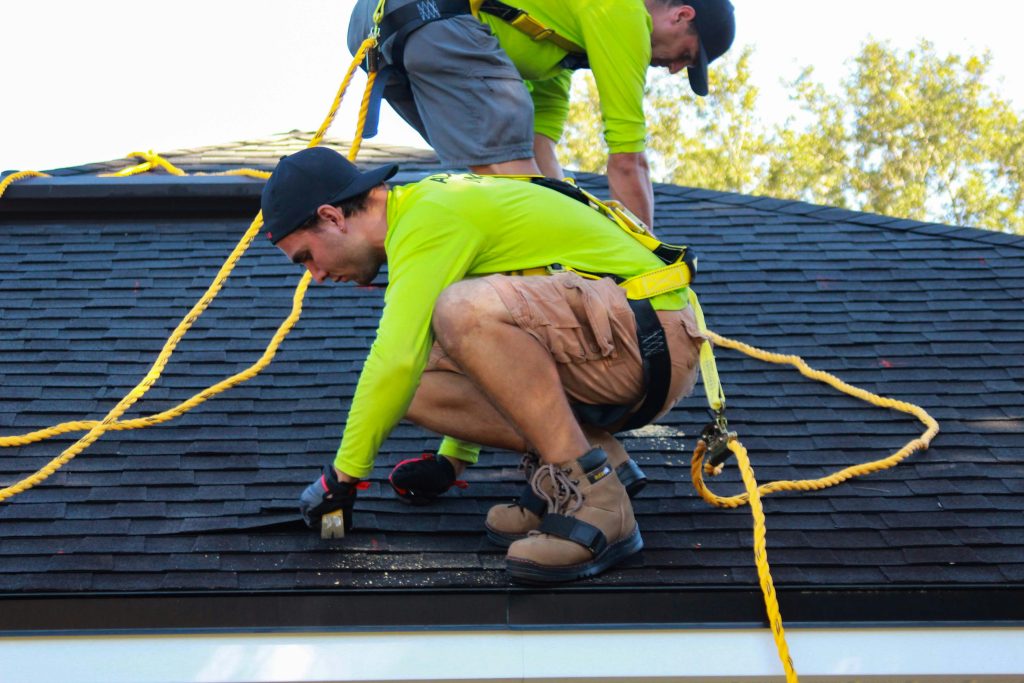 two men working on the roof of a house (Symbolbild: Made-in-Europe-Bonus)