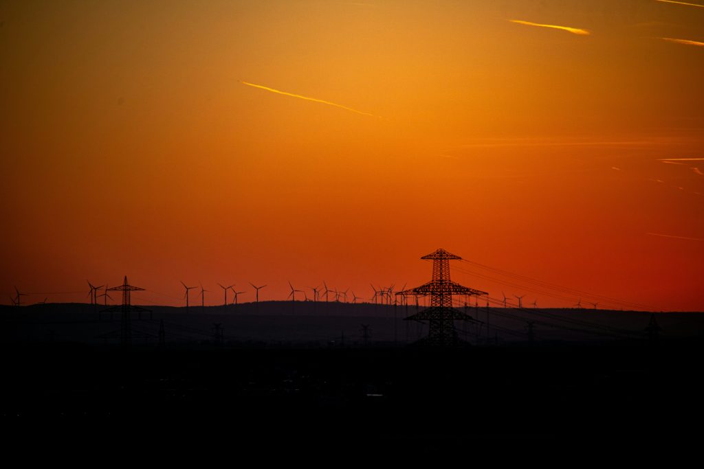 Sunset over a field with power lines (Symbolbild: Trina Solar Aktie)