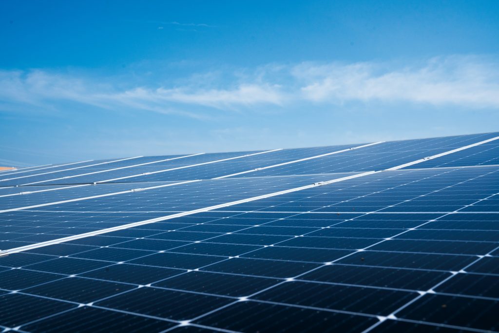 solar panels on a roof (Symbolbild: Fronius Wechselrichter)