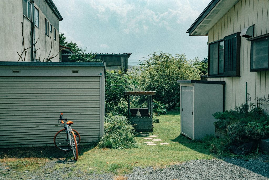 bike beside wall (Symbolbild: Netzentgeltbefreiung Batteriespeicher)