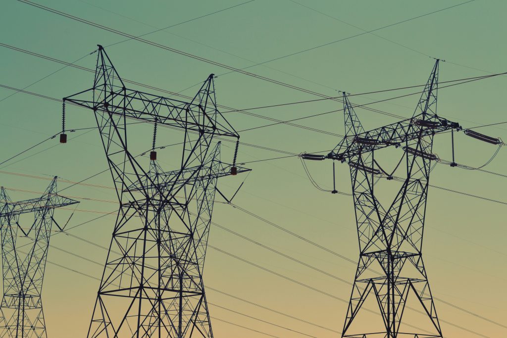 black transmission towers under green sky (Symbolbild: negative Strompreise)