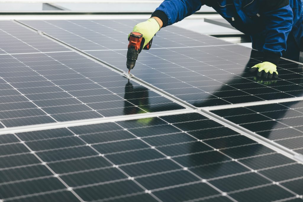 a person working on a solar panel (Symbolbild: Fronius Wechselrichter)