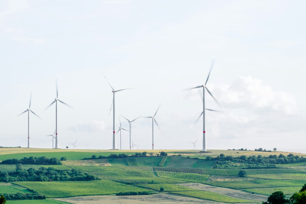 windmill surrounded by grass during daytime (Symbolbild: SMA Solar Aktie)