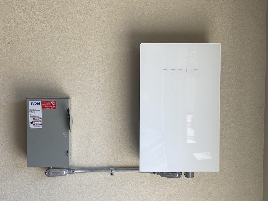 Tesla Solar Inverter and AC disconnect (Symbolbild: Hybridwechselrichter ohne Lüfter)