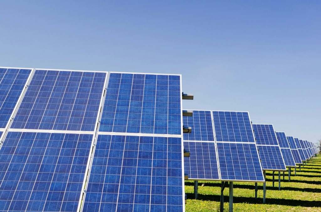 blue solar panel boards (Symbolbild: Fronius Wechselrichter)