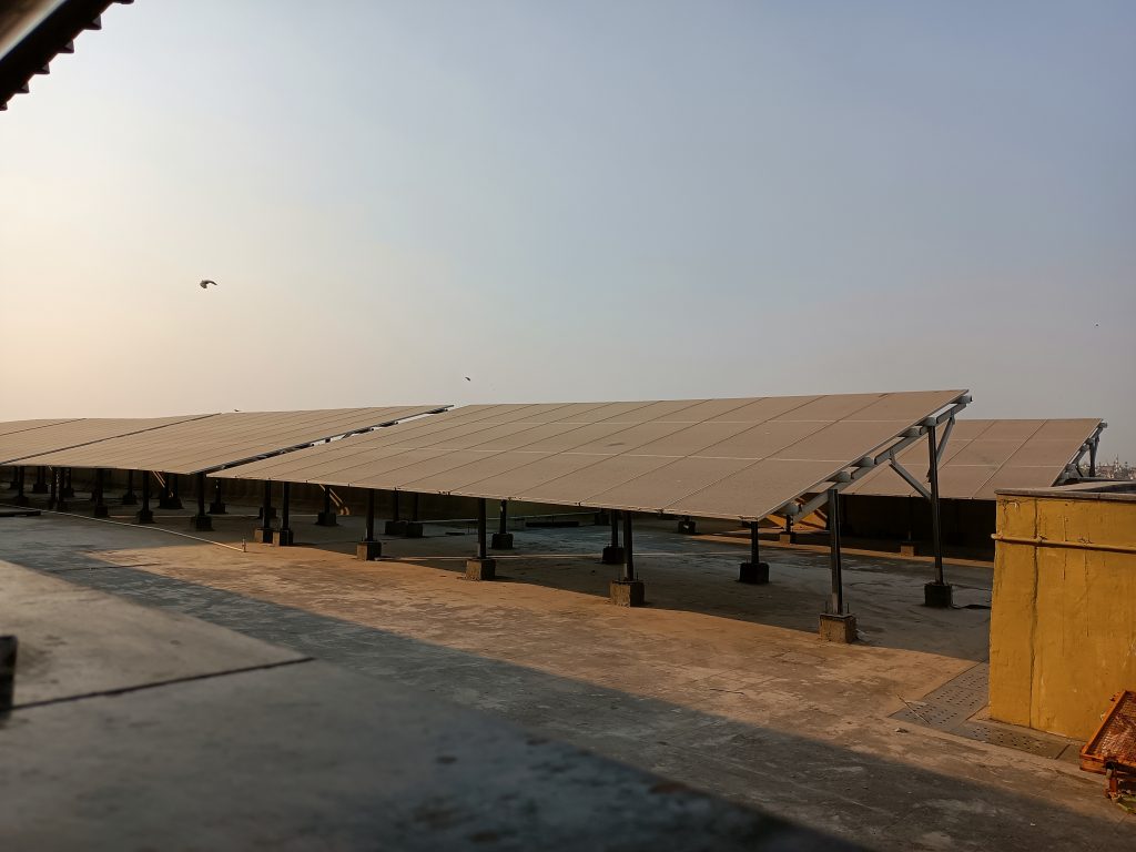 A Rooftop Solar System of Delhi Metro at the Welcome Metro Station of Delhi Metro (Symbolbild: 425-Watt-Solarmodul)