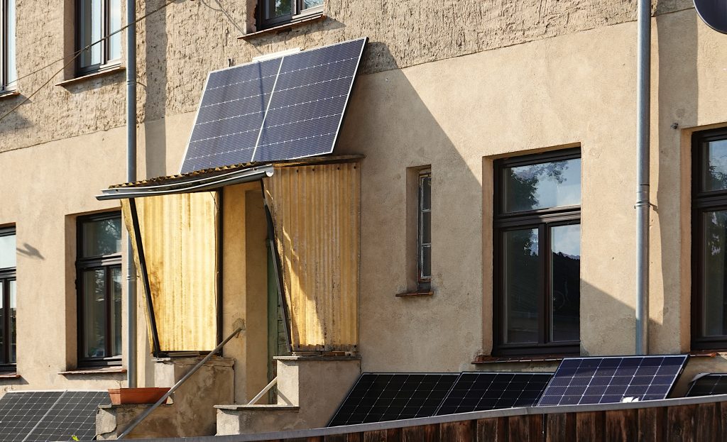 Balcony solar panels in Wesenberg Germany vertically aligned (Symbolbild: EEG-Novelle)