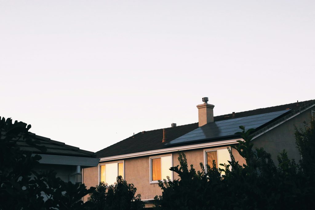 brown and white concrete house (Symbolbild: EEG 2027)