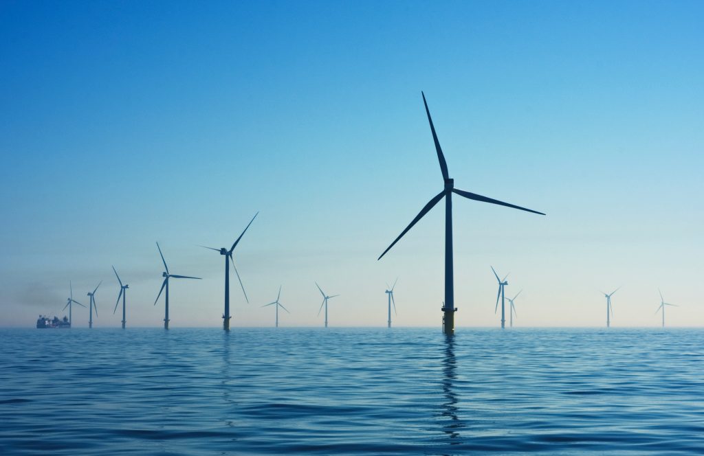 white electic windmill (Symbolbild: Zählerschrank PV nachrüsten)