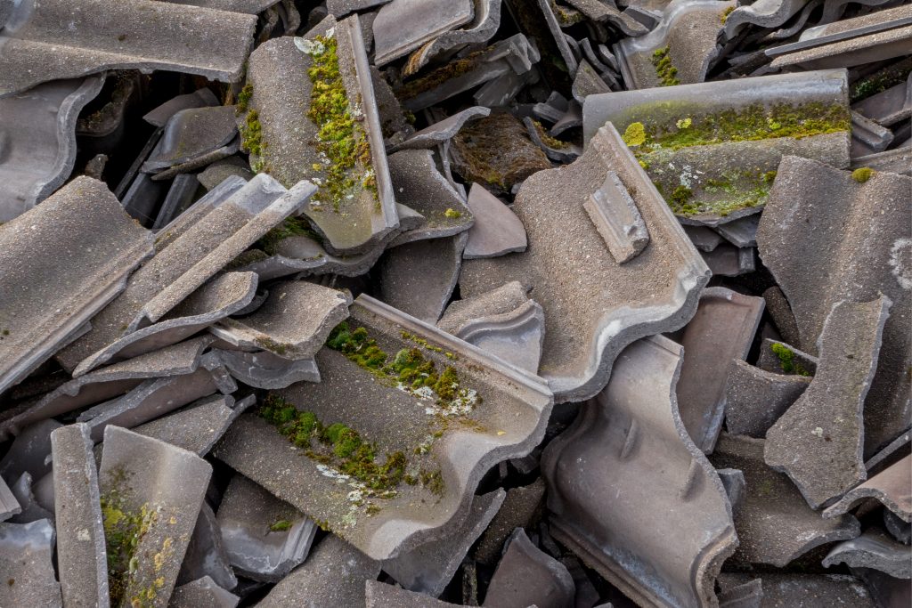 Broken black roof tiles 2 (Symbolbild: Dachziegel Arten Vergleich)