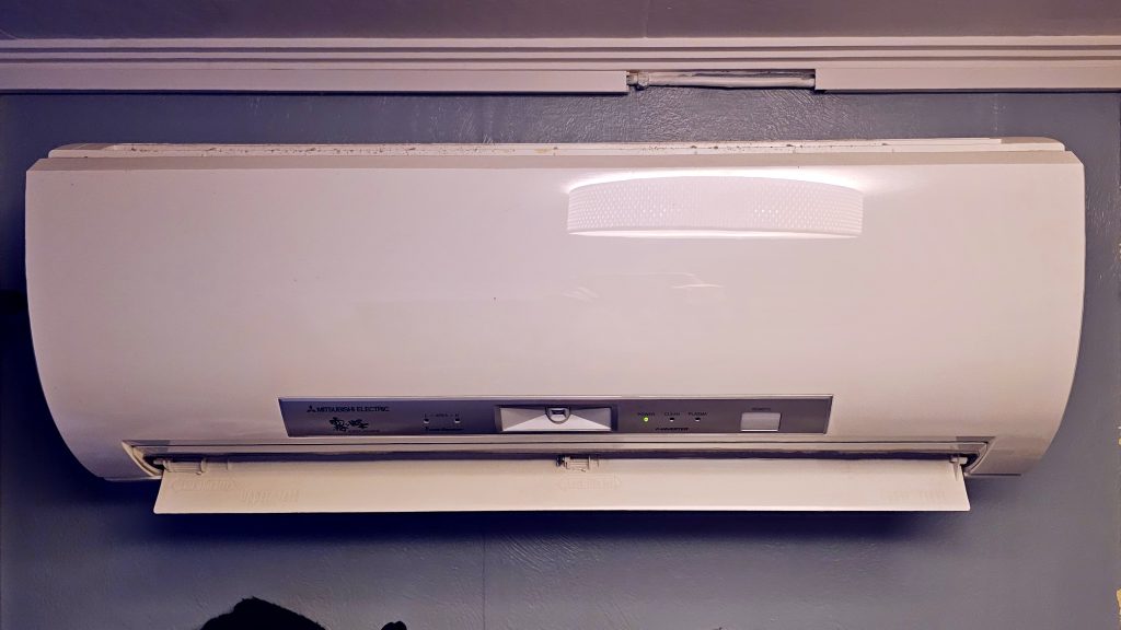Heat pump on a wall (Symbolbild: Wärmepumpen-Absatz)