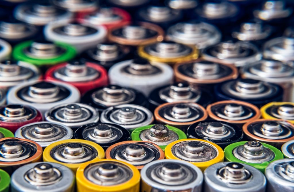 brown green and blue round buttons (Symbolbild: AC-Speicher zur PV-Nachrüstung)