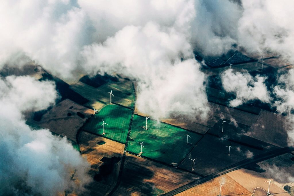 aerial photo of wind turbines near field (Symbolbild: Luft-Wasser-Wärmepumpe Sole Vergleich)