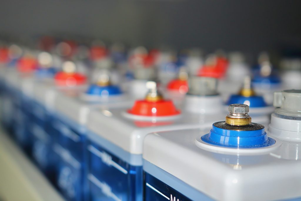 Rows of batteries with red and blue terminals (Symbolbild: Balkonkraftwerk-Speicher)