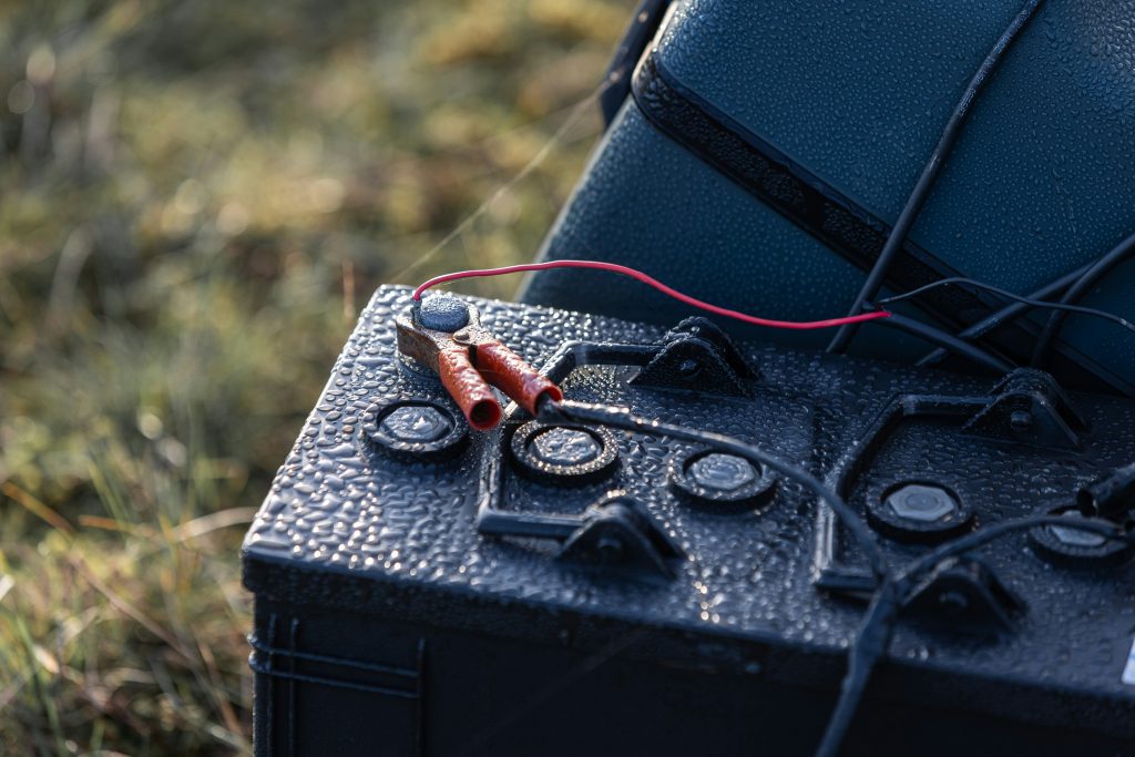 A close up of an electronic device in the grass (Symbolbild: dynamischer Stromtarif PV Speicher)