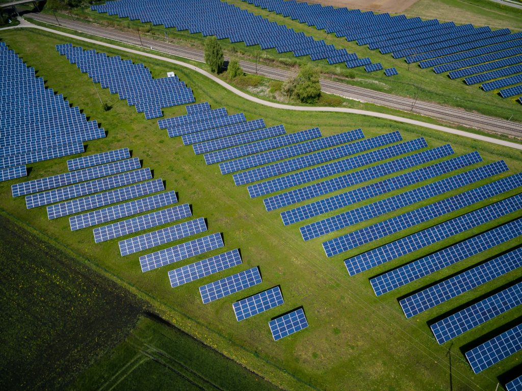 aerial photography of grass field with blue solar panels (Symbolbild: Aufsparrendämmung Kosten Nutzen)