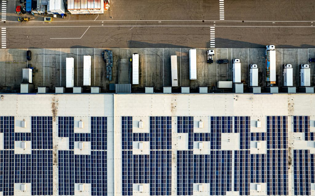An aerial view of a parking lot with lots of solar panels (Symbolbild: EEG 2027)