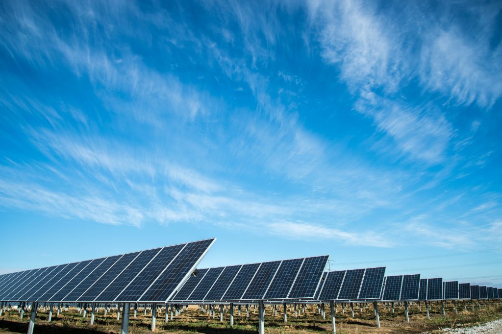 solar panel under blue sky (Symbolbild: Unterverteilung PV nachrüsten)