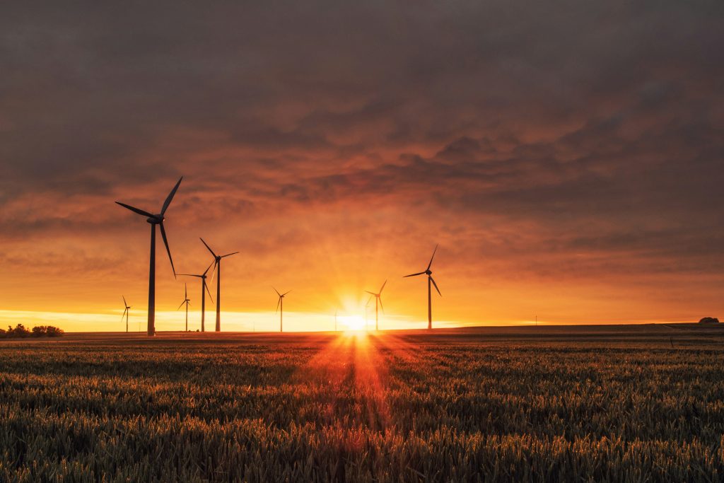 windmill on grass field during golden hour (Symbolbild: SMA-Chef Reinert)