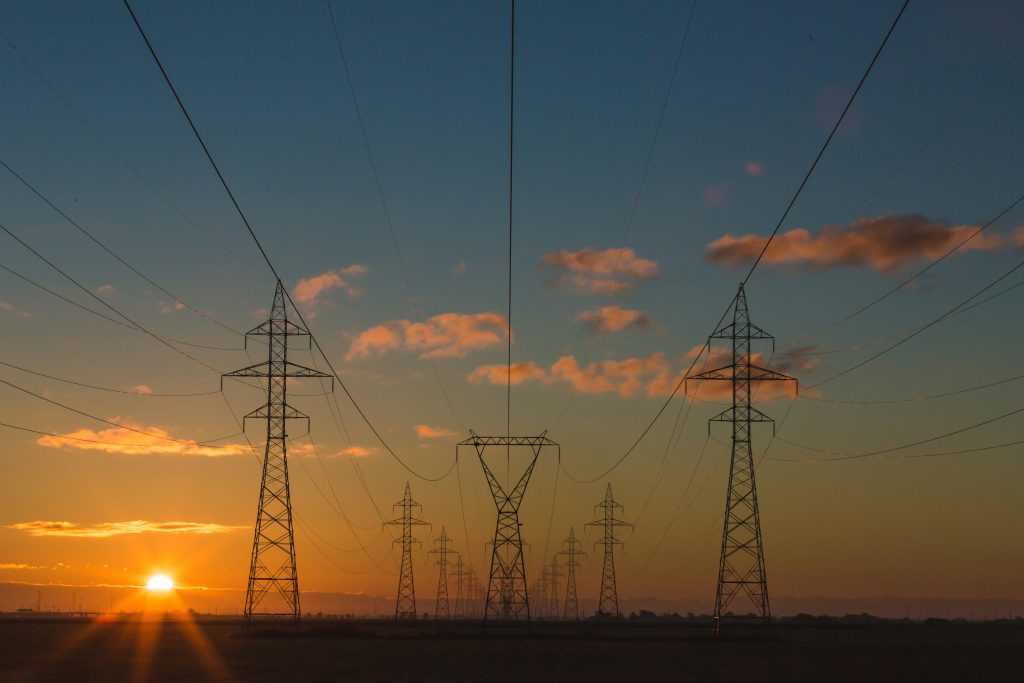 photo of truss towers (Symbolbild: Überspannungsschutz PV Pflicht)