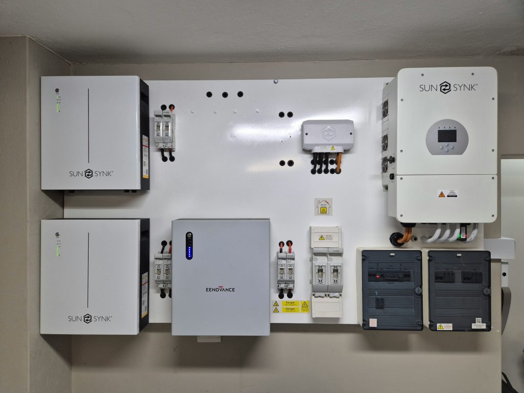 Wall-mounted solar power and energy storage system (Symbolbild: Balkonkraftwerk-Speicher)